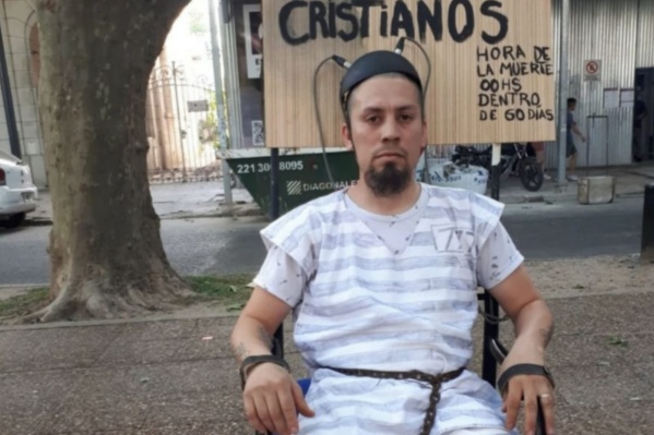 Ahora vestido de preso, sentado en una silla, volvió a protestar en 51 entre 2 y 3