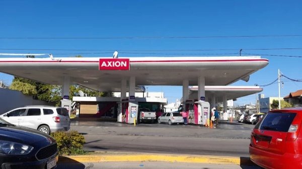 Choque en La Plata: Un patrullero atropelló a un motociclista en una estación de servicio
