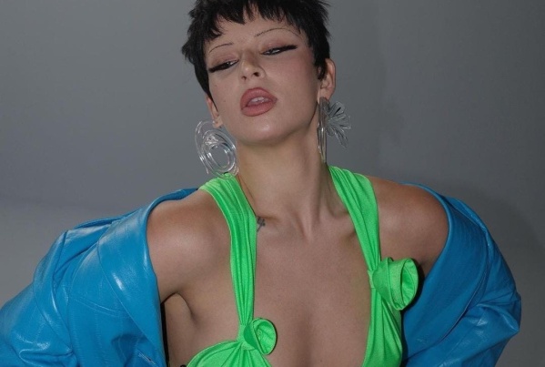 Transparencias y brillos: Nathy Peluso jugó con fotos sexys para interactuar con sus seguidores