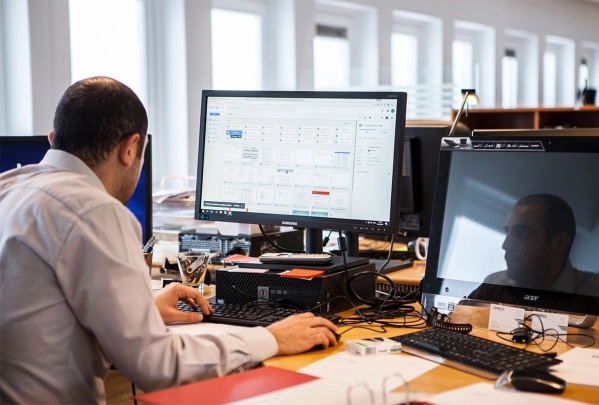 Oficializaron el nuevo régimen de contratación para empleados públicos nacionales: prohibiciones y topes en la duración