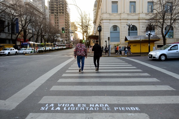 La Plata amaneció con frases y pintadas en homenaje a los padres de la Patria