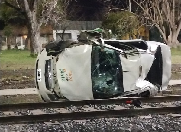 Fuga de película en La Plata: le robaron a un taxista, volcaron en 19 y 72, y uno de los ladrones traicionó a su cómplice