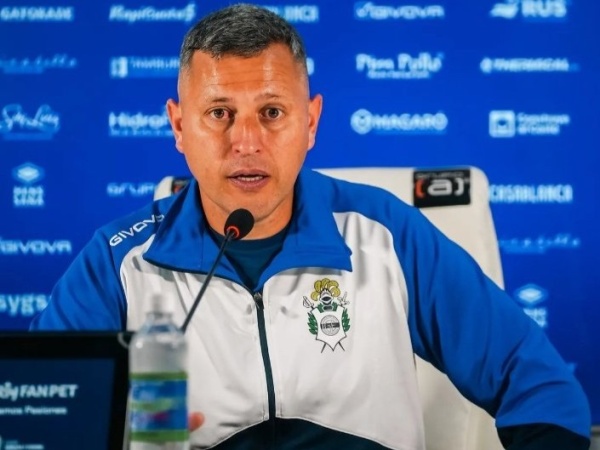 Flores atornillado al cargo y en modo desafiante: "Tengo fuerzas para seguir y creemos mucho en lo que hacemos"