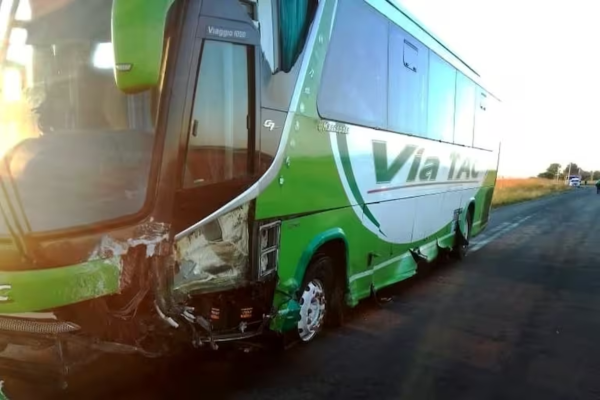 Un micro con destino a La Plata embistió a un auto en la ruta y un joven de 23 años falleció