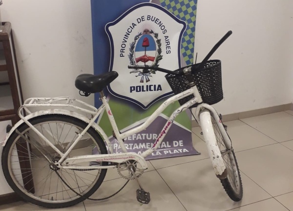 "Bicichorros" le robaron a una mujer en La Plata y uno continúa prófugo