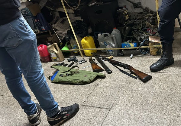 Amenazó de muerte a su propio hermano en Los Hornos y tenía un arsenal de armas en su casa