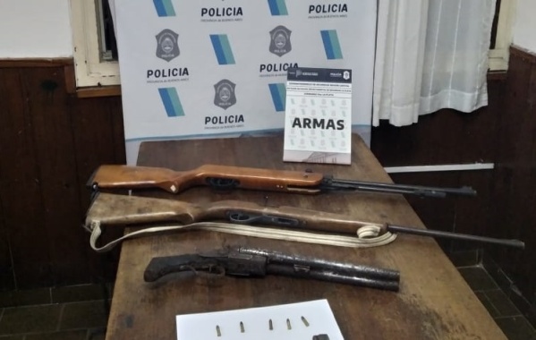 Atac&oacute; de manera feroz a su pareja en La Plata y le descubrieron un arsenal de armas con las que la amenazaba con matarla