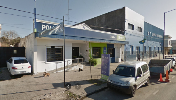 Motochorros atacaron con un palo a una mujer en el barrio platense de Los Hornos