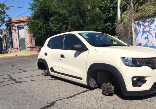 Apoyado sobre los discos de freno: así encontró su auto en 4 y 37