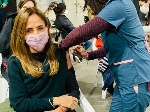 Victoria Tolosa Paz se vacunó contra el COVID-19 en La Plata