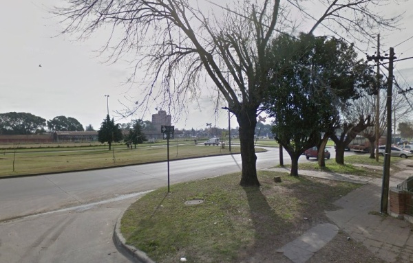 Lo detuvieron en La Plata mientras circulaba en una moto y descubrieron que era buscado por abuso