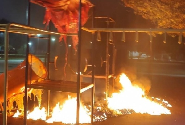 Prendieron fuego los juegos de una plaza en Berisso