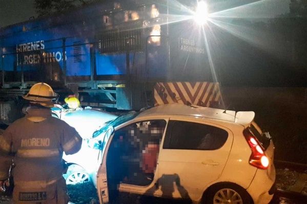 Choque fatal en Moreno: un tren arrolló a un auto y murieron cuatro personas