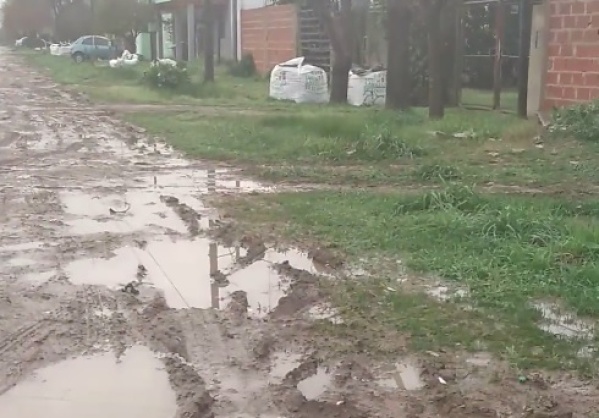 Vecinos de una cuadra de Los Hornos quedaron atrapados en un verdadero pantano y casi no pueden salir