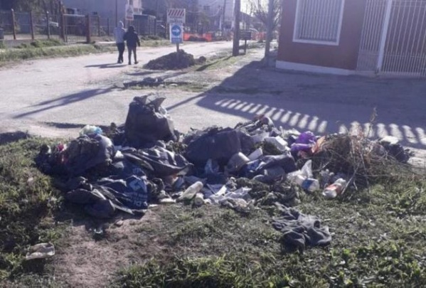 Vecinos de la zona de 117 y 97 reclaman por la limpieza de una esquina llena de bolsas de basura