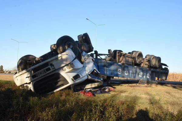 Un cami&oacute;n volc&oacute; en Punta Lara: el conductor se qued&oacute; dormido