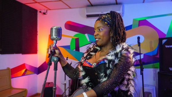 Lara Ferreyra, la cantante dominicana que la rompe en La Plata con su música