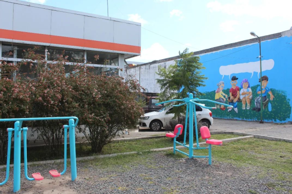 Atacaron a piedrazos a un joven cuando salía de entrenar en Los Hornos: "Lo único que puedo pensar es que volvió vivo"