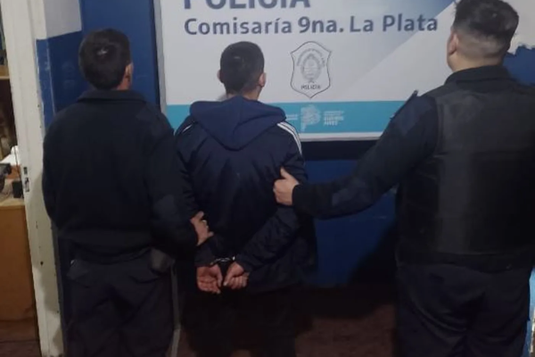 Detuvieron a un hombre que apuñaló a su pareja en La Plata, la dejó en la puerta del hospital y huyó