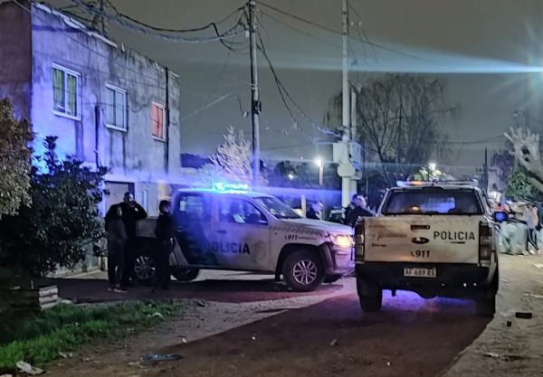 Un hombre colgó de pies y manos a su hijo de 9 años en el patio porque "se portaba mal"