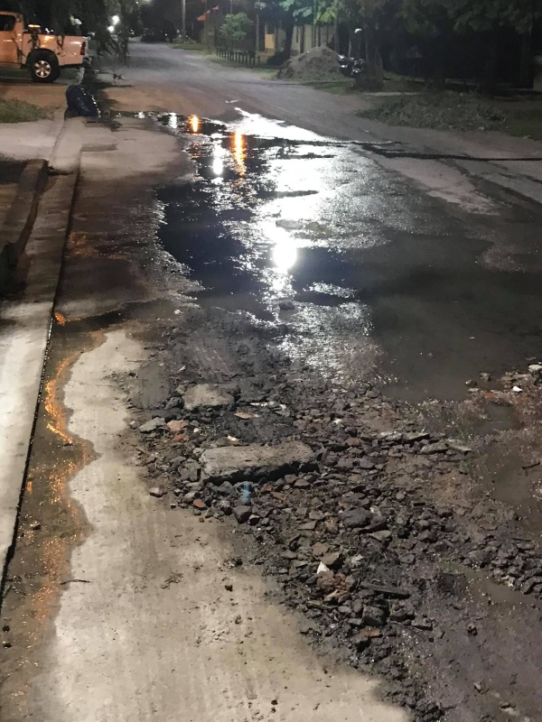 Denuncian una pérdida de agua desde hace 2 años en el barrio de San Carlos en La Plata