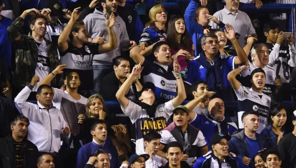 "Así nos hacemos escuchar": Un vecino grabó como se escuchaba la hinchada del lobo desde el centro de La Plata