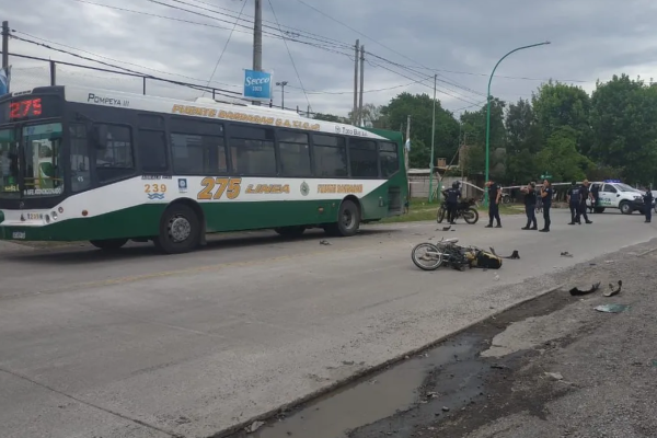 Accidente fatal en Ensenada: un motociclista chocó contra un micro de la línea 275 y falleció