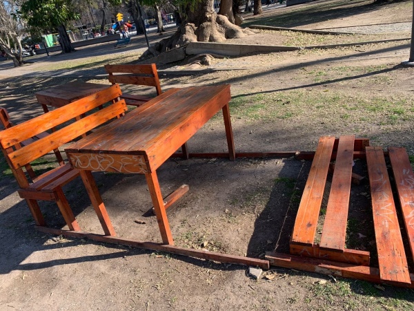 En el Parque Saavedra se quejaron por la rotura de las nuevas mesas y pidieron una solución con mayor calidad