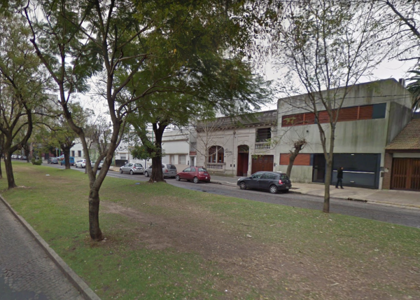 Un joven estaba con su novia y dos motochorros le pegaron un tiro para robarle la moto en La Plata