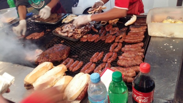 A tener cuidado con el 'chori de cancha': se harán controles en las afueras del Estadio UNO por la carne en mal estado