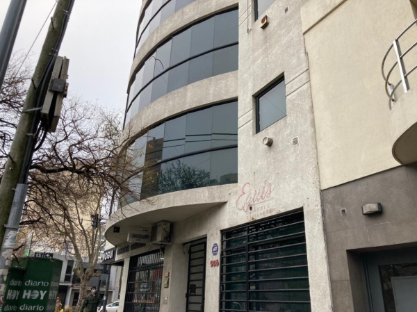 En un edificio platense se cansaron de reclamarle a ABSA por la falta de agua: "Estamos así hace cuatro meses"