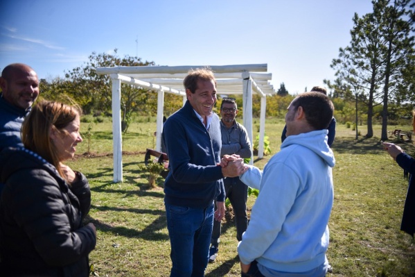 Garro presenció las obras de la plaza Quintas de Alvear en City Bell: "Seguimos mejorando y sumando nuevos espacios verdes"