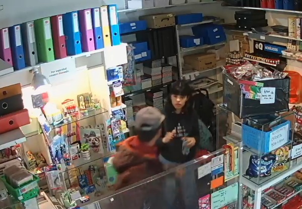Así encerraban y le robaban a una comerciante en 6 y 41: "Queremos recuperar la computadora"