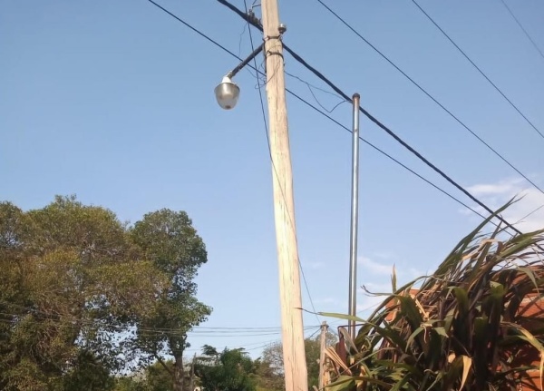 En 146 y 530 temen por una "desgracia" por un poste que cuelga de un hilo