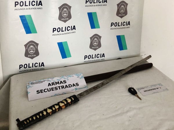 Un hombre de La Plata quiso atacar a su ex y a la Policía con una katana