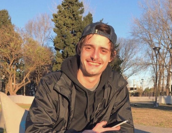 "Te recuerdo así, lindo y bueno, bohemio y ocurrente": mataron a un joven en Quilmes y su maestra hizo una conmovedora carta