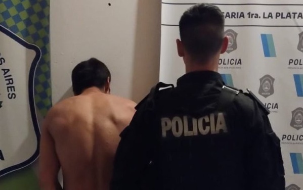 Se puso en "cuero" a discutir con su pareja, la golpeó y quedó detenido en La Plata: ella también por pegarle a un policía