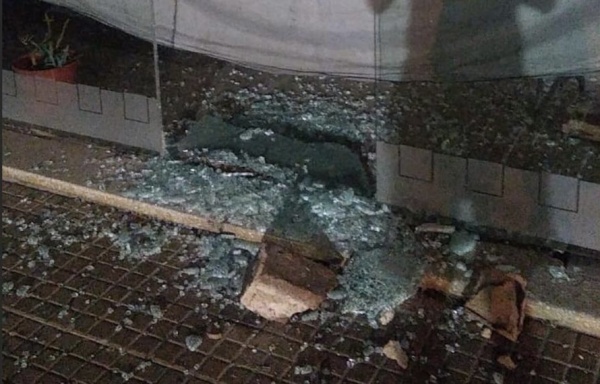 Entraron a robar rompiéndoles la vidriera en una panadería de City Bell