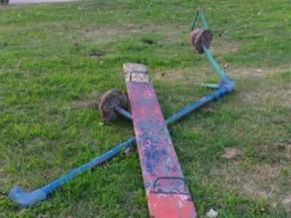 Vecinos de 11 y 523 exigen arreglos de la plaza