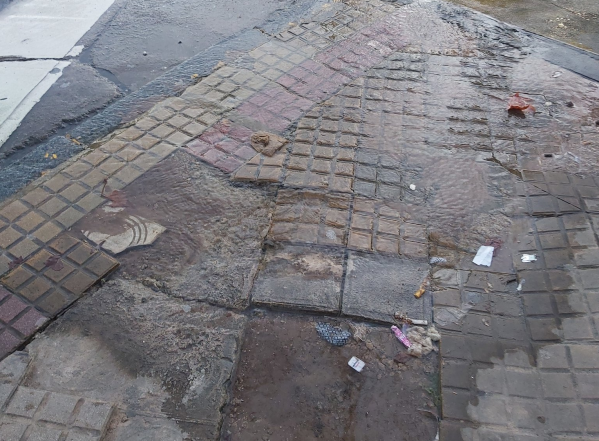 Vecinos reclamaron por el agua que brota en 13 y 54: "Hace dos semanas que ocurre"