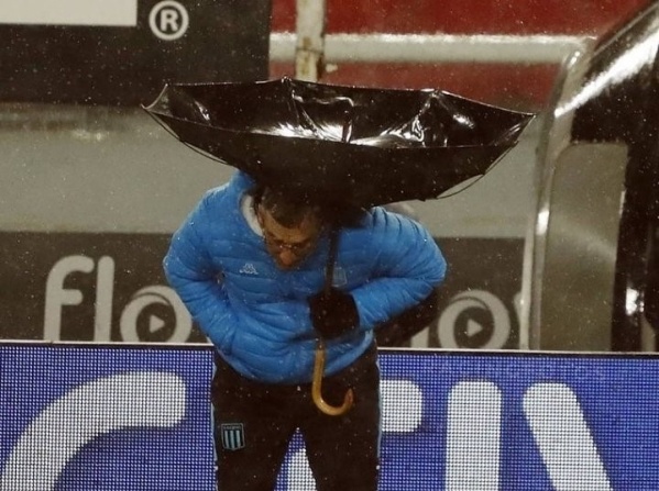 La odisea de caminar sin que el viento dé vuelta el paraguas: "de la vergüenza no queda otra que cerrarlo"