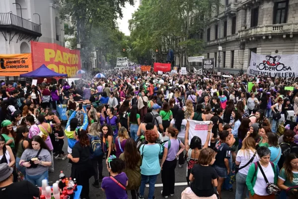 Agrupaciones feministas se movilizan en apoyo a Cristina Kirchner y en memoria del bombardeo a Plaza de Mayo
