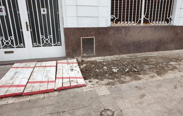 Una vecina reclama por el resultado de una obra que dejó en malas condiciones la vereda de su casa en 4 y 46