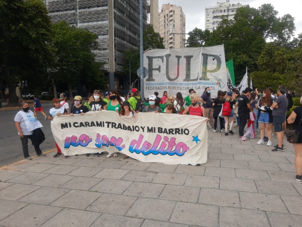 Se realizó la sexta Marcha de la Gorra en La Plata, en contra del gatillo fácil
