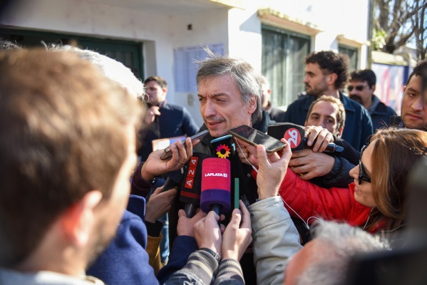 Máximo Kirchner votó en Tolosa y afirmó: “Hoy no gana ni pierde nadie, la sociedad se va a expresar”