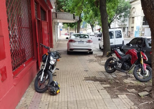 En la zona de 2 y 42 reclamaron por las motos mal estacionadas sobre la vereda