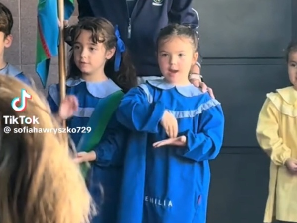 Aprendió el himno en lengua de señas y llenó de ternura a todos