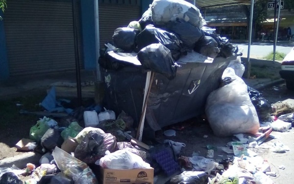 En Altos de San Lorenzo reclaman por un basural que se formó en la calle