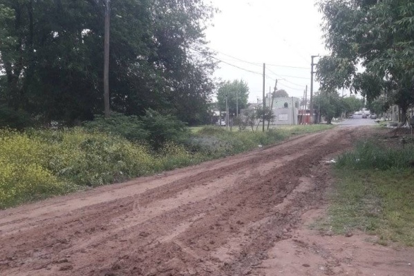 En 13 y 81 pidieron que haya asfaltado: "No se puede salir"