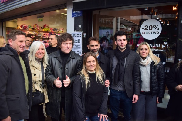 Al ritmo de La Renga y consejos sobre el dólar: las perlitas de la caminata de Milei que sorprendió a los platenses